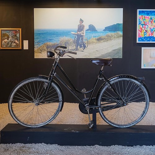 La bicicletta de "Il Postino" fa ritorno a Procida. Presentata la mostra “I volti di Massimo Troisi”