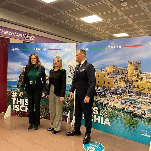 La campagna #ThisisIschia “sale a bordo” della linea 5 di Milano