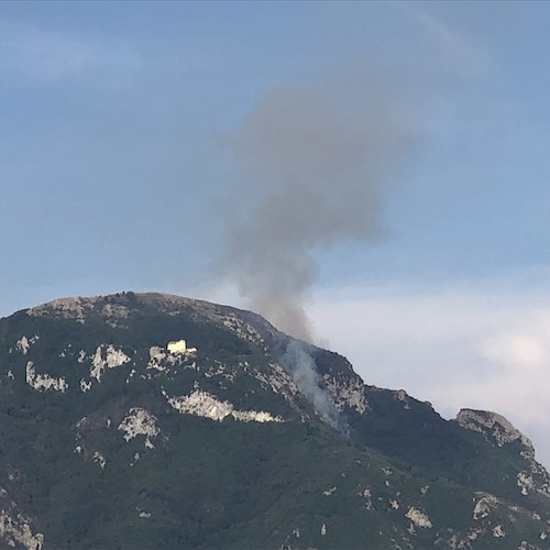 La Costa d'Amalfi torna a bruciare: incendio all'Avvocata [FOTO]