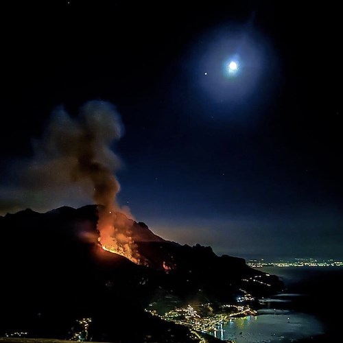 La Costiera Amalfitana martoriata dalle fiamme: Sindaci sporgano denuncia contro ignoti per incendio doloso aggravato