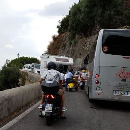 La Costiera Amalfitana nella morsa del traffico: troppi veicoli in circolazione
