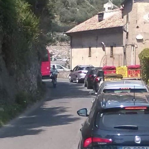 La Costiera Amalfitana nella morsa del traffico: troppi veicoli in circolazione