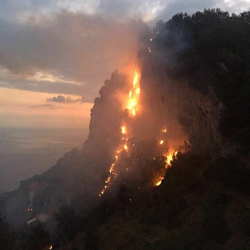 La Costiera che brucia: fiamme a Furore alimentate da vento forte /FOTO