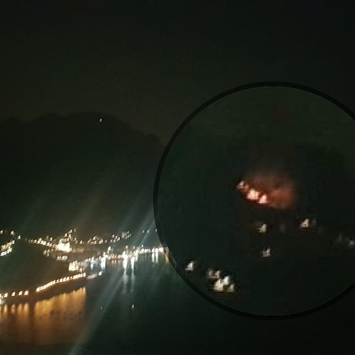 La Costiera che brucia: nuove fiamme nella notte a Capo d’Orso. Strada a rischio [FOTO-VIDEO]