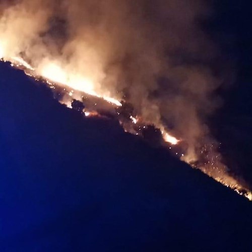 La Costiera che brucia: nuovo incendio nella notte a Corbara. Strada Valico riaperta nella notte