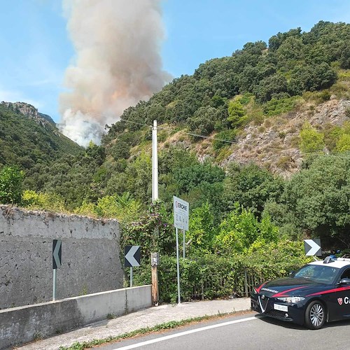 La Costiera che continua a bruciare: grosso incendio a Erchie [FOTO]