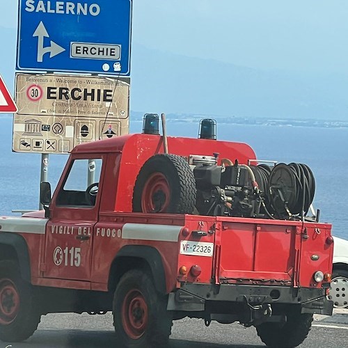 La Costiera che continua a bruciare: grosso incendio a Erchie [FOTO]