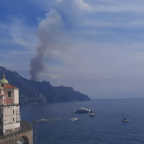 La Costiera che continua a bruciare: grosso incendio a Erchie [FOTO]