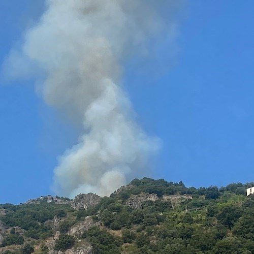 La Costiera che continua a bruciare: grosso incendio a Erchie [FOTO]