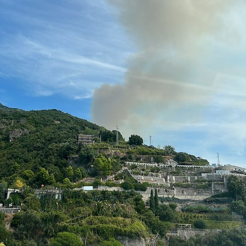 La Costiera che continua a bruciare: grosso incendio a Erchie [FOTO]