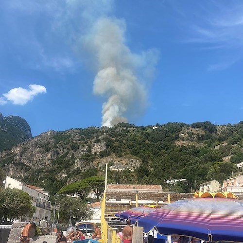 La Costiera che continua a bruciare: grosso incendio a Erchie [FOTO]