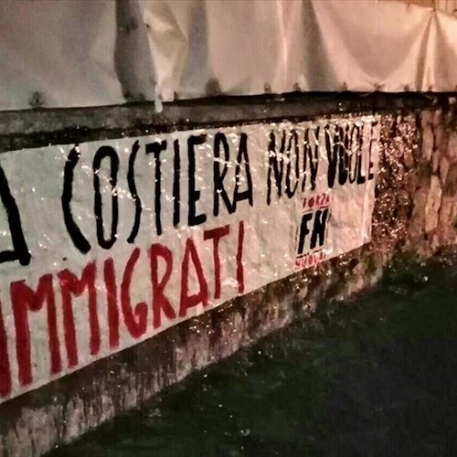 'La Costiera non vuole immigrati', ad Amalfi spunta striscione di Forza Nuova