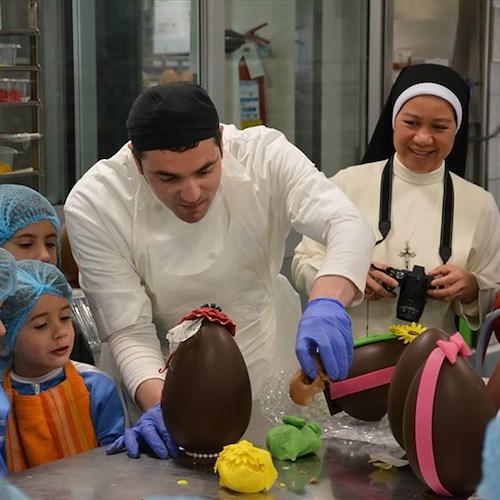 La magia del cioccolato, Sal De Riso apre il suo laboratorio agli alunni di Maiori [FOTO]