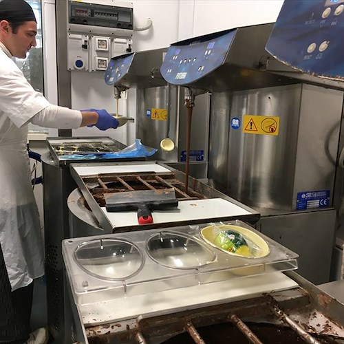 La magia del cioccolato, Sal De Riso apre il suo laboratorio agli alunni di Maiori [FOTO]