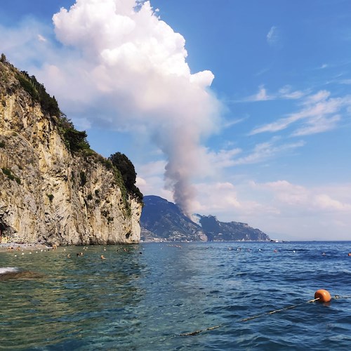 La mano criminale sulla Costiera Amalfitana che continua a bruciare