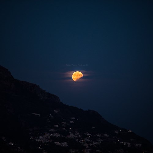 La notte del 15 maggio arriva la "Superluna di sangue": l'eclissi totale sarà parzialmente visibile dall'Italia