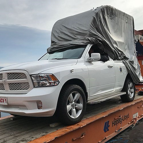 La Papamobile sbarca nel porto di Salerno