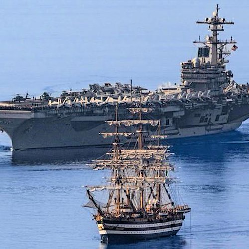 La portaerei Bush incrocia l'Amerigo Vespucci: «Dopo 60 anni siete ancora la nave più bella del mondo!» [VIDEO]