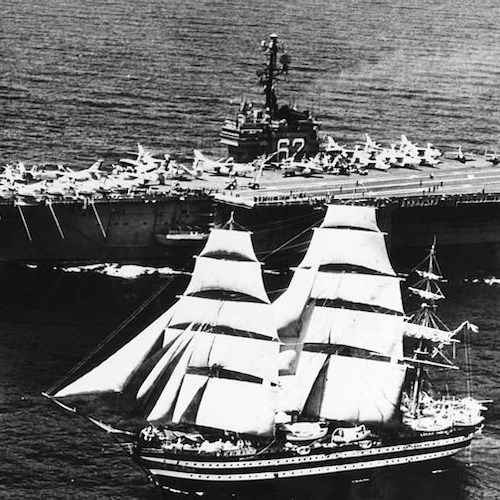 La portaerei Bush incrocia l'Amerigo Vespucci: «Dopo 60 anni siete ancora la nave più bella del mondo!» [VIDEO]