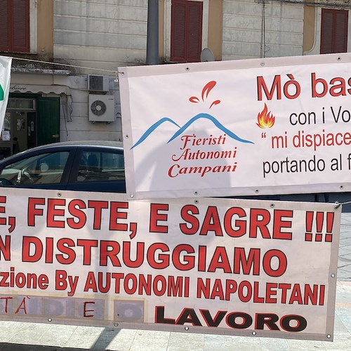 La protesta dei fieristi campani fa tappa a Maiori: «Siamo alle strette dopo due anni di restrizioni dovute al Covid»