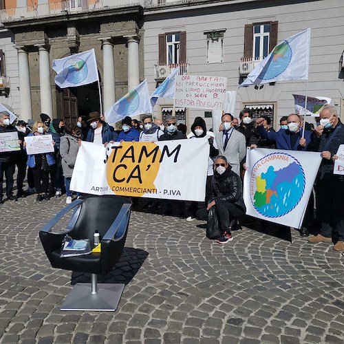 La protesta di parrucchieri ed estetisti in Campania: «Chiediamo di riaprire: perdite di 20 milioni, 60mila lavoratori a rischio»