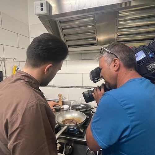 La rubrica del Tg2 “Eat Parade” fa tappa a Tramonti e dedica uno spazio al Concerto d’Erbe e ai suoi utilizzi /FOTO e VIDEO