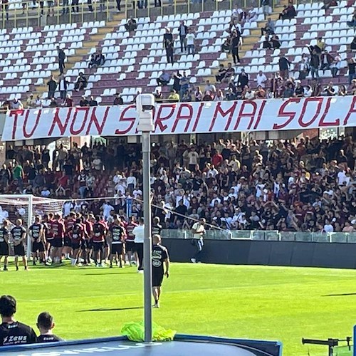 La Salernitana chiama a raccolta i suoi tifosi per la sfida di lunedì: allenamento all’Arechi e curva sud aperta