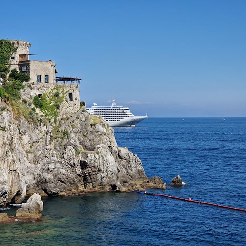 La Silver Dawn fa tappa ad Amalfi e incanta tutti con i suoi 212 metri di lusso /FOTO