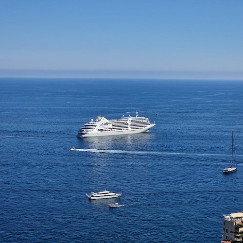 La Silver Dawn fa tappa ad Amalfi e incanta tutti con i suoi 212 metri di lusso /FOTO