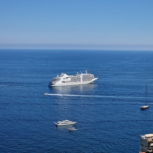 La Silver Dawn fa tappa ad Amalfi e incanta tutti con i suoi 212 metri di lusso /FOTO