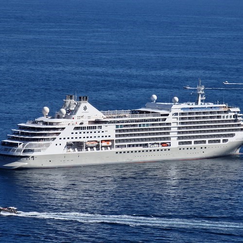 La Silver Dawn fa tappa ad Amalfi e incanta tutti con i suoi 212 metri di lusso /FOTO