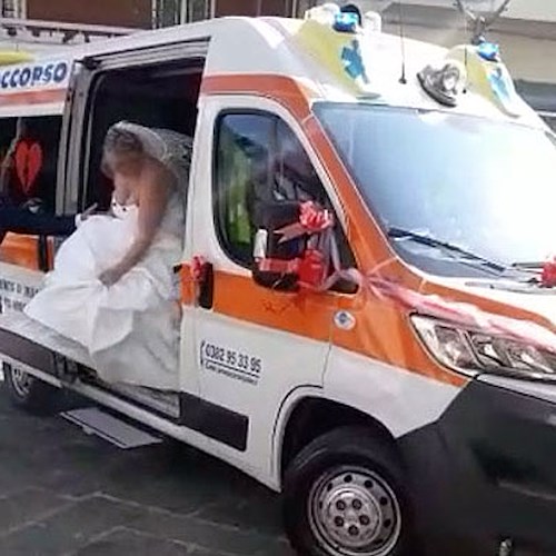 La sposa arriva all’altare in ambulanza: è polemica sul web