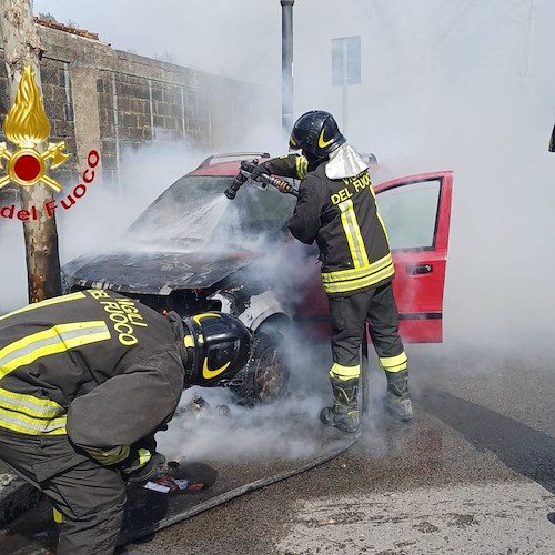 Auto in fiamme a Nocera Inferiore