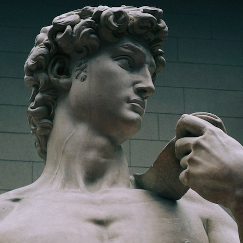 La testa di un modello sul corpo del David, editore dovrà pagare 50mila euro al Ministero. I giudici: «Svilito l’alto valore dell’opera»