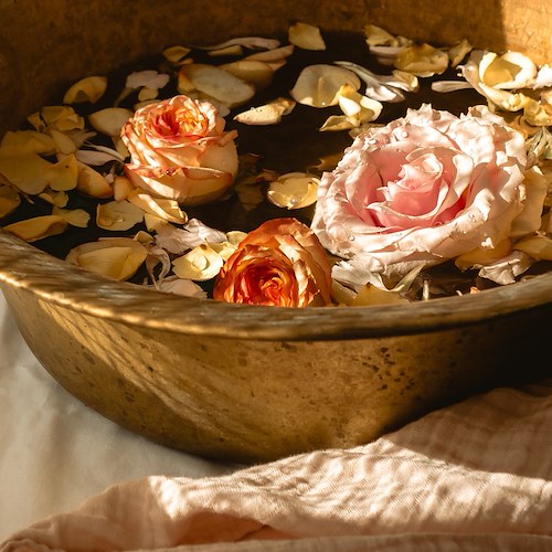 La tradizione di lavare il viso con i petali di rose nella festa dell'Ascensione