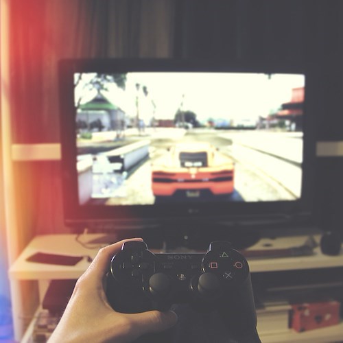 Ladri svuotano casa mentre il giovane inquilino è impegnato alla Playstation