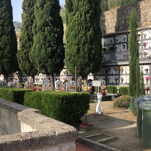 Lavori al cimitero di Minori: cittadini lamentano lapidi imbrattate, Sindaco assicura che «non si ripeterà più»