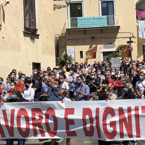 "Lavoro e dignità per tutti": la voce dei 300 «invisibili» della Costa d'Amalfi [FOTO-VIDEO]