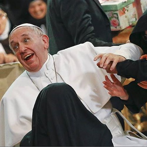 Le suore circondano Papa Francesco. Sepe show: «E meno male che sono di clausura»