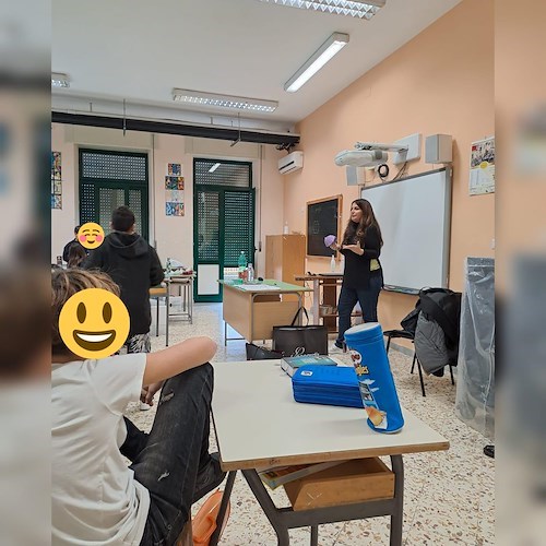 Lezione di raccolta differenziata per gli studenti di Minori