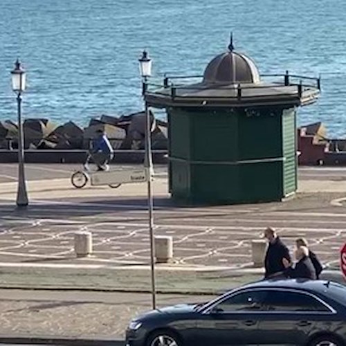 Lo sceriffo è tornato: governatore De Luca redarguisce persone sul lungomare di Salerno [VIDEO]