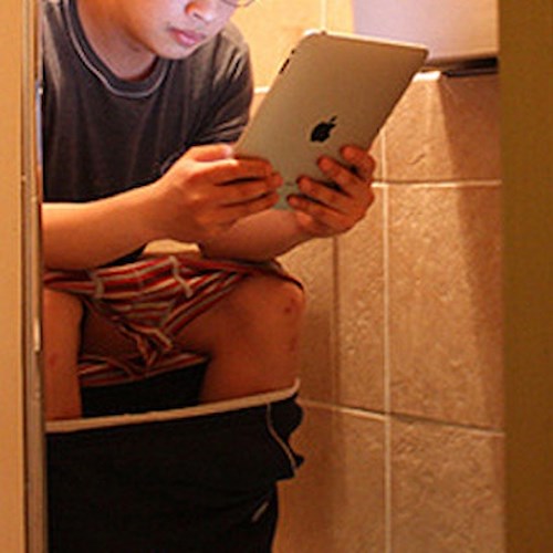 Lo smartphone in bagno è altamente anti-igienico. Lo dice uno studio