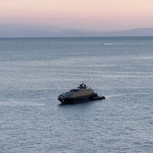 Lo yacht Aquila, lungo oltre 40 metri, ancorato nelle acque tra Atrani e la spiaggia di Castiglione di Ravello<br />&copy; Massimiliano D'Uva