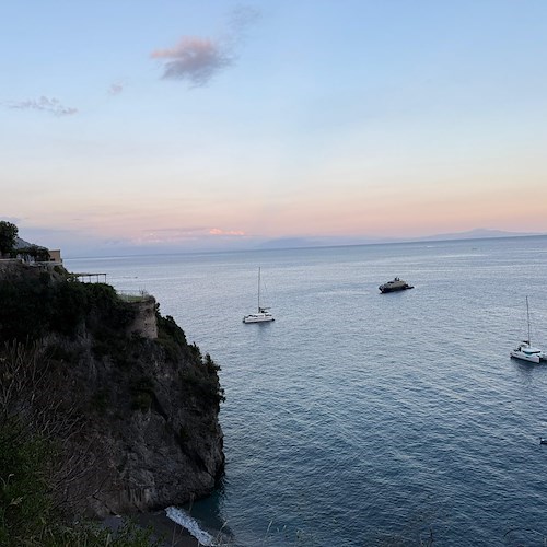 Veduta panoramica con l’Aquila ancorato al largo, ripreso dal belvedere tra Ravello e Castiglione. Sullo sfondo, la linea rosa del tramonto sul Golfo di Salerno<br />&copy; Massimiliano D'Uva