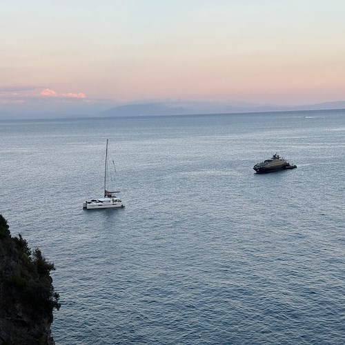 Lo yacht Aquila in posizione dominante rispetto a un catamarano ormeggiato nelle vicinanze, in un contrasto tra lusso sportivo e navigazione da crociera<br />&copy; Massimiliano D'Uva
