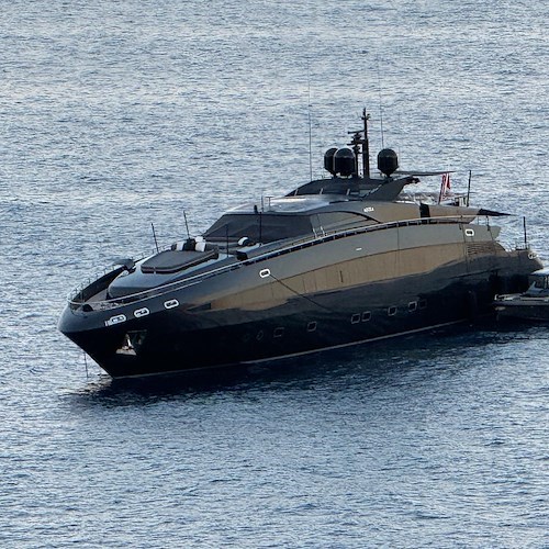 Lo yacht Aquila in rada con il tender laterale. Il design scolpito e la livrea nero-bronzo evidenziano il recente refit firmato da Ira Petromanolaki<br />&copy; Massimiliano D'Uva