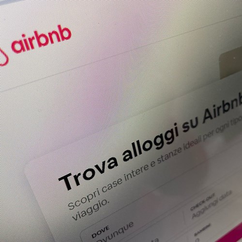 Locazioni brevi, Airbnb preleverà in automatico anche la tassa di soggiorno