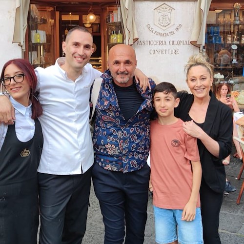 Luciano Spalletti arrives on the Amalfi coast, stopping in Amalfi at the Pansa patisserie.