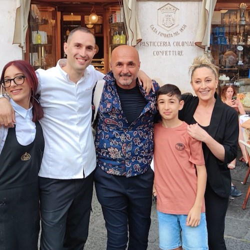 Luciano Spalletti arrives on the Amalfi coast, stopping in Amalfi at the Pansa patisserie. Luciano Spalletti arrives on the Amalfi coast, stopping in Amalfi at the Pansa patisserie.