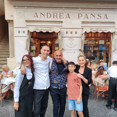 Luciano Spalletti arrives on the Amalfi coast, stopping in Amalfi at the Pansa patisserie.